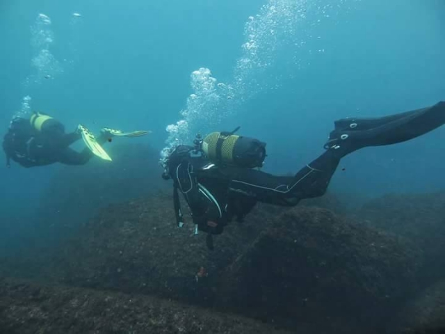 Buceador dentro del agua
